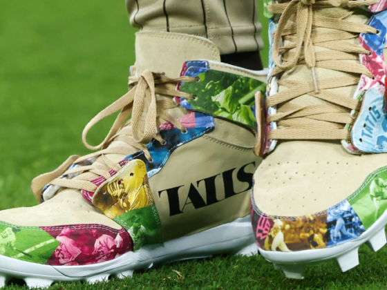 Fernando Tatis Jr. presume sneakers 'homenaje' a su padre ante Dodgers Foto: X - @MLB / Fernando Tatis Jr. mostró nuevamente su pasión por los sneakers personalizados