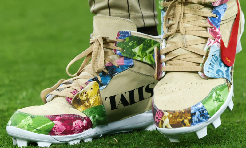 Fernando Tatis Jr. presume sneakers 'homenaje' a su padre ante Dodgers Foto: X - @MLB / Fernando Tatis Jr. mostró nuevamente su pasión por los sneakers personalizados