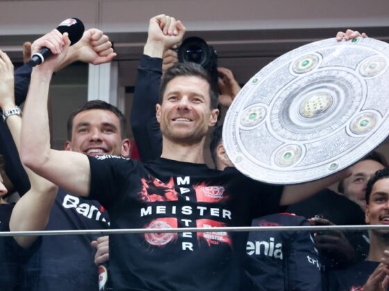 Bayer Leverkusen se corona con un histórico título de la Bundesliga Xabi Alonso, técnico del Bayer Leverkusen, alzando el primer título de Bundesliga del conjunto alemán