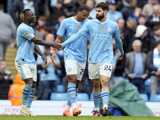 El Manchester City gana con una goleada y se mantiene en la pelea El Manchester City gana con una goleada y se mantiene en la pelea