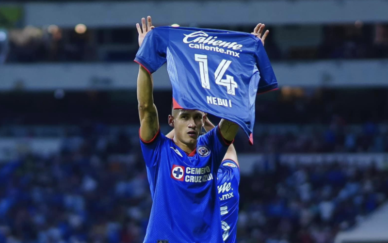 Uriel Antuna festejando su gol contra Chivas dedicado a José Armando, pequeño aficionado de Cruz Azul