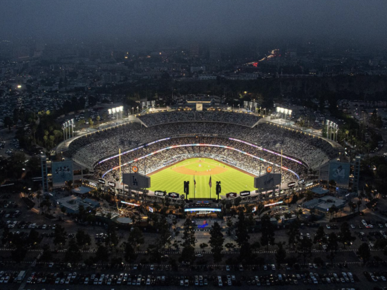 Padres vs Dodgers es retrasado por la lluvia en Los Ángeles Dodger Stadium, casa de Los Ángeles Dodgers