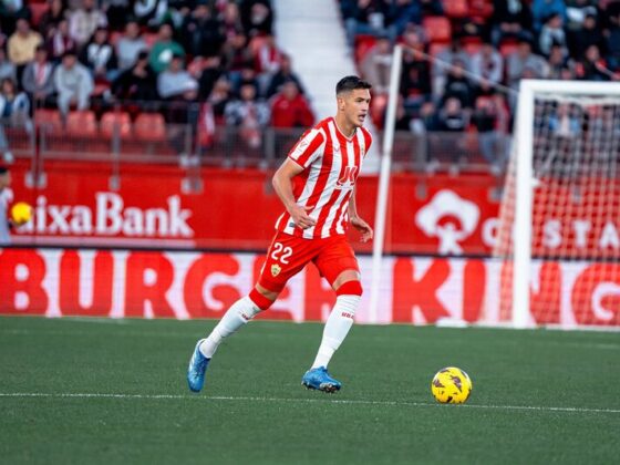 César Montes desciende a la Segunda División de España con el Almería Montes