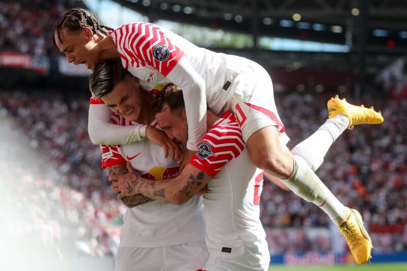 Eurocopa: Las 10 jóvenes estrellas que harán temblar los estadios El jugador del Leipzig Benjamin Sesko (I) celebran con sus compañeros David Raum (d) y Xavi Simons el 2-1 durante el partido de la Bundesliga que han juugado RB Leipzig y Borussia Dortmund en Leipzig, Alemania. EFE/EPA/MARTIN DIVISEK