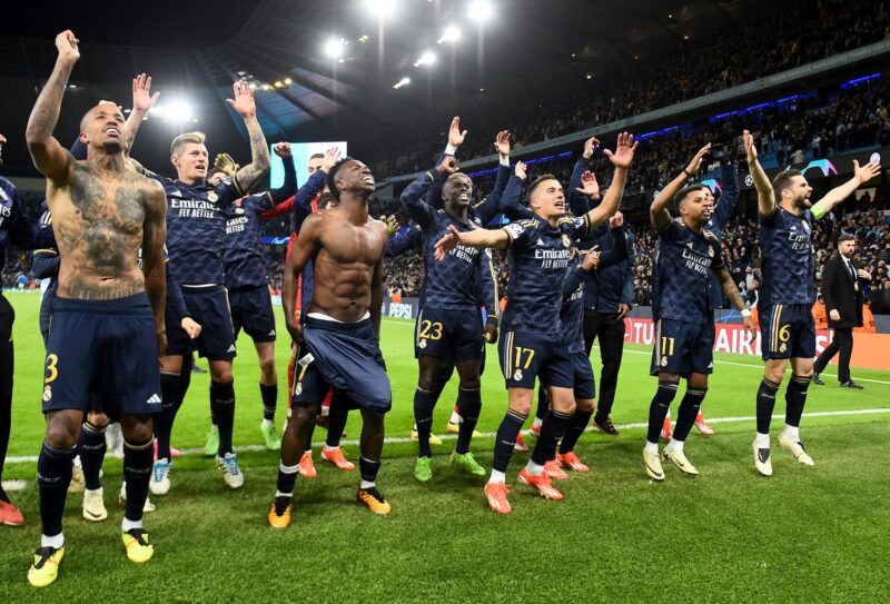 Los jugadores del Madrid celebran el pase a semifinales tras el partido de la UEFA Champions League que han jugado Manchester City y Real Madrid en Manchester, Reino Unido. EFE/EPA/PETER POWELL