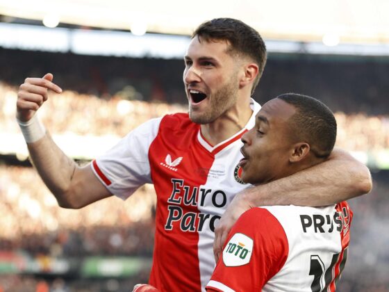 Santiago Giménez escala al top 5 de goleadores mexicanos en Champions El jugador del Feyenoord Igor Paixao (I) celebra el 1-0 con Santiago Giménez durante la final de la KNVB Cup que han jugado Feyenoord y NEC Nijmegen en el Feyenoord Stadium de Kuip en Rotterdam, Países Bajos. EFE/EPA/MAURICE VAN STEEN