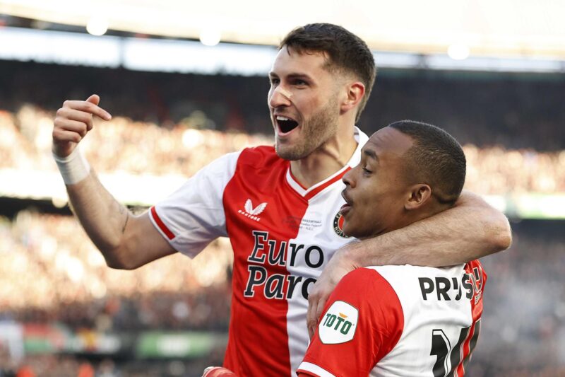 El jugador del Feyenoord Igor Paixao (I) celebra el 1-0 con Santiago Giménez durante la final de la KNVB Cup que han jugado Feyenoord y NEC Nijmegen en el Feyenoord Stadium de Kuip en Rotterdam, Países Bajos. EFE/EPA/MAURICE VAN STEEN
