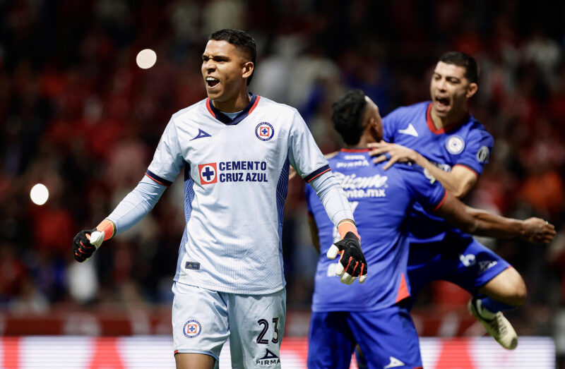 Kevin Mier (i) de Cruz Azul celebra al detener un tiro penal del Toluca este sábado, durante un juego por la jornada 17 del torneo Clausura 2024 de la Liga MX en el estadio Nemesio Diez de la ciudad de Toluca (México). EFE/Felipe Gutiérrez