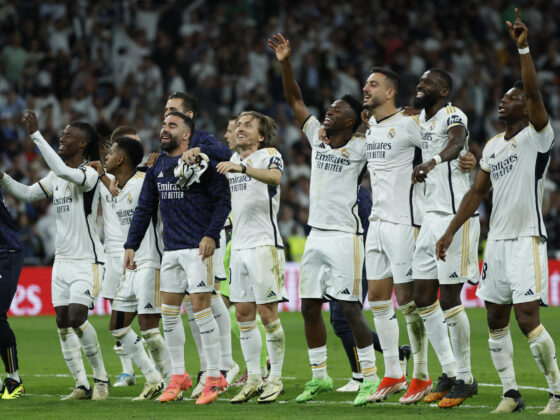 ESTADÍSTICAS COMPLETAS: Real Madrid 3 vs. 2 FC Barcelona Los jugadores del Real Madrid celebran la victoria del equipo tras el partido de la jornada 32 de LaLiga EA Sports entre Real Madrid y FC Barcelona, disputado este domingo en el estadio Santiago Bernabéu de Madrid. EFE/Juanjo Martín