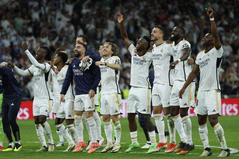 Los jugadores del Real Madrid celebran la victoria del equipo tras el partido de la jornada 32 de LaLiga EA Sports entre Real Madrid y FC Barcelona, disputado este domingo en el estadio Santiago Bernabéu de Madrid. EFE/Juanjo Martín