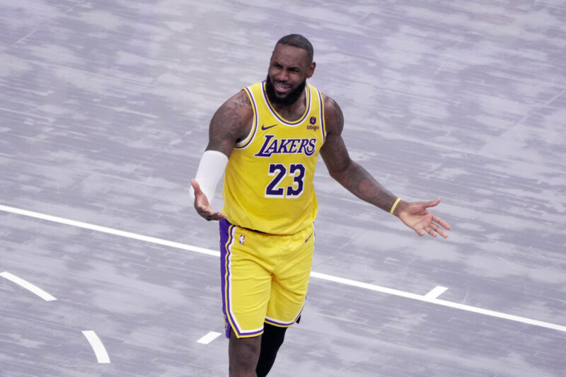 Foto de archivo del referente de Los Ángeles Lakers, LeBron James , quien este martes, un día después de la eliminación de su equipo sufrida en los 'playoffs' de la NBA ante  los Denver Nuggets negó las conjeturas sobre su futuro y garantizó que pasará un tiempo con su familia y amigos antes de tomar una decisión. EFE/ Karen Pulfer Focht