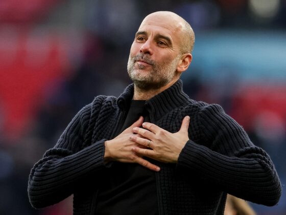 Guardiola: ¿Cristiano o Messi? el monstruo y su maestro Pep Guardiola en la primera semifnal de la FA Cup que han jugado Manchester City y Chelsea FC, en Londres, Reino Unido. Londres) EFE/EPA/NEIL HALL