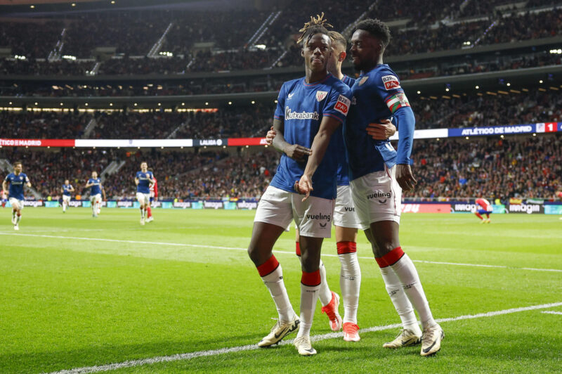 Nico Williams, junto a Iñaki Willliams, en el partido del pasado sábado en el Metropolitano. EFE/Mariscal