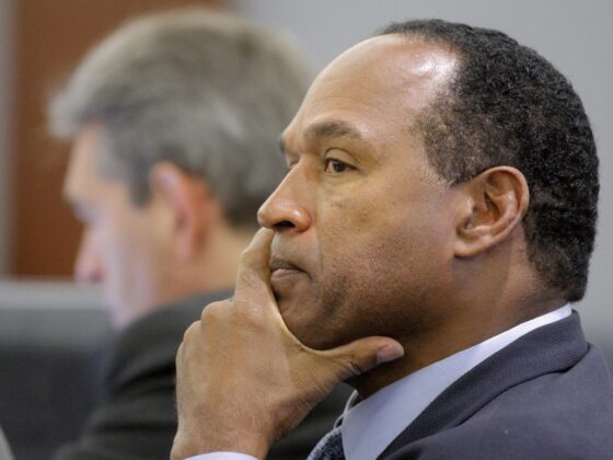 O.J. Simpson: de su papel en Hollywood al mayor escándalo de los 90's Fotografía de archivo de la estrella del fútbol americano O.J. Simpson. EFE/Steve Marcus/Pool