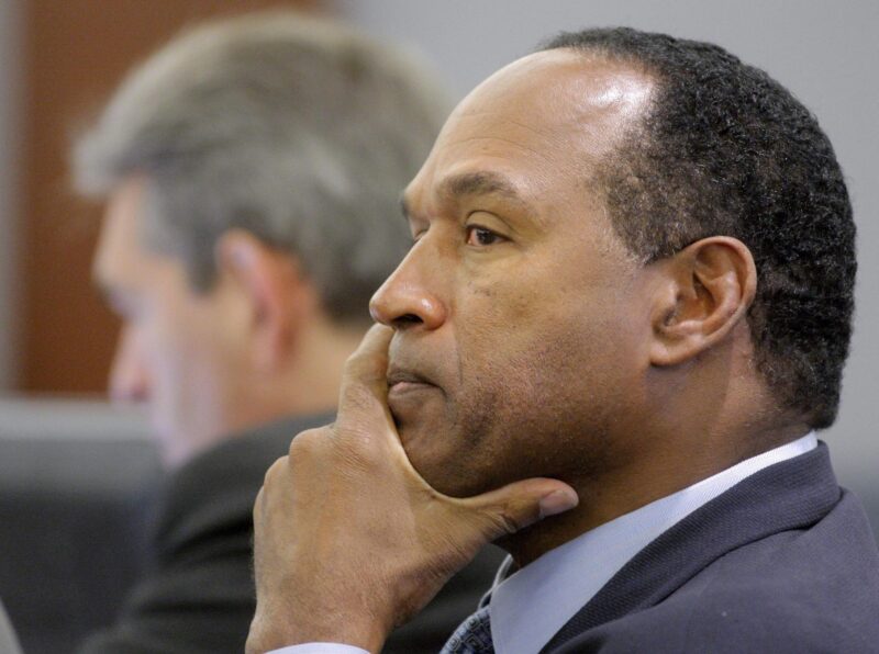 O.J. Simpson: de su papel en Hollywood al mayor escándalo de los 90's Fotografía de archivo de la estrella del fútbol americano O.J. Simpson. EFE/Steve Marcus/Pool