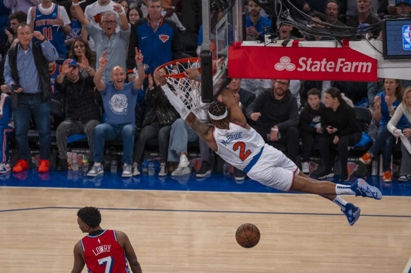 Los Knicks toman ventaja y los 76ers sufren por Embiid McBride de los New York Knicks encesta ante los Philadelphia 76ers, durante un partido de la NBA en el Madison Square Garden de Nueva York (EE.UU.). EFE/ Ángel Colmenares