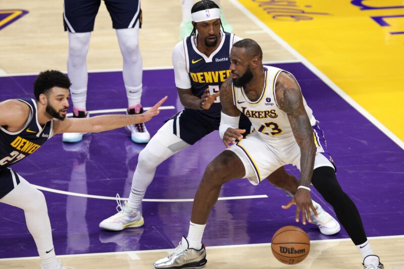 LeBron James (d) mira a quién pasar el balón ante Jamal Murray (i) de los Denver Nuggets en un partido de la NBA en Los Angeles, California, EE.UU. EFE/EPA/ALLISON DINNER