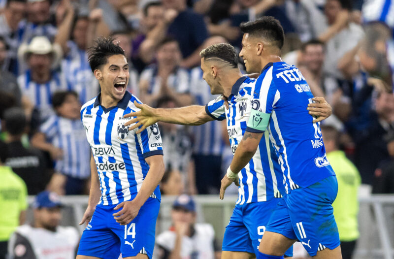 Erick Aguirre (i), Germán Berterame (c) y Maximiliano Meza de Rayados celebran un gol este miércoles, en un partido de los cuartos de final de la Copa Campeones de la Concacaf entre Rayados de Monterrey e Inter Miami, en el estadio BBVA en Monterrey (México). EFE/ Miguel Sierra