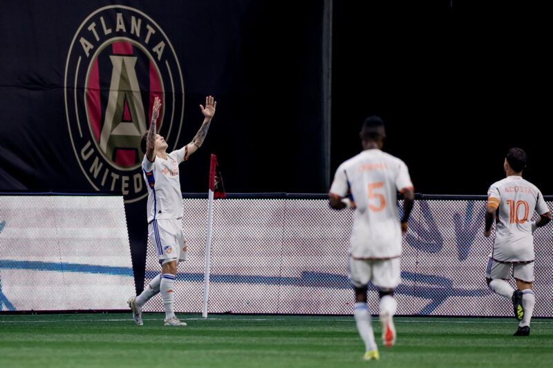 El argentino Luca Orellano (i), centrocampista del FC Cincinnati, fue registrado este sábado, 20 de abril, al celebrar un gol que le anotó al Atlanta United, durante un partido de la MLS, en Atlanta (Georgia, EE.UU.). EFE/Erik S. Lesser