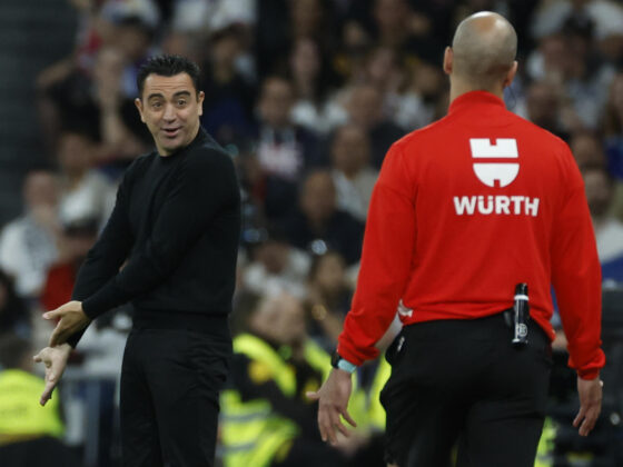 Xavi externa su enfado tras El Clásico; para Madrid "era una final" El entrenador del FC Barcelona, Xavi Hernández, durante el partido de la jornada 32 de LaLiga EA Sports entre Real Madrid y FC Barcelona, disputado este domingo en el estadio Santiago Bernabéu de Madrid. EFE/Juanjo Martín