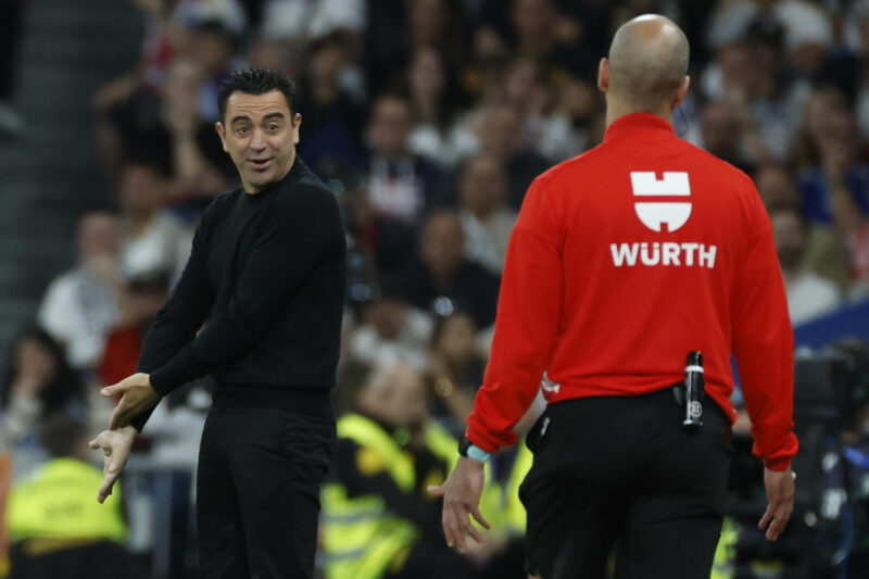 Xavi externa su enfado tras El Clásico; para Madrid "era una final" El entrenador del FC Barcelona, Xavi Hernández, durante el partido de la jornada 32 de LaLiga EA Sports entre Real Madrid y FC Barcelona, disputado este domingo en el estadio Santiago Bernabéu de Madrid. EFE/Juanjo Martín