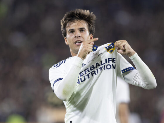 LA Galaxy vs Minnesota EN VIVO: Alineaciones, hora y donde ver Fotografía de archivo en la que se registró al español Riqui Puig al celebrar uno de sus goles con Los Ángeles Galaxy, durante un partido de la MLS, en el estadio Rose Bowl de Pasadena (California, EE.UU.). Puig anotó el gol del triunfo de su equipo 4-3 sobre losSan José Earthquakes. EFE/Armando Arorizo