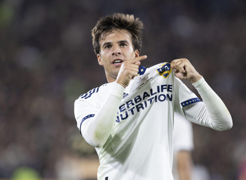 LA Galaxy vs Minnesota EN VIVO: Alineaciones, hora y donde ver Fotografía de archivo en la que se registró al español Riqui Puig al celebrar uno de sus goles con Los Ángeles Galaxy, durante un partido de la MLS, en el estadio Rose Bowl de Pasadena (California, EE.UU.). Puig anotó el gol del triunfo de su equipo 4-3 sobre losSan José Earthquakes. EFE/Armando Arorizo