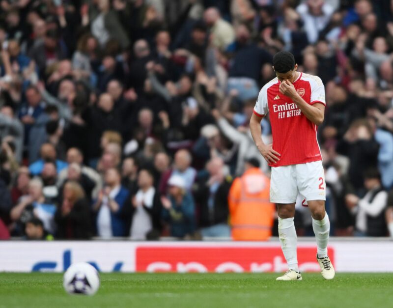 El jugador del Arsenal William Saliba se lamenta durante el partido de la Premier League que han jugado Arsenal FC y Aston Villa, en Londres, Reino Unido. EFE/EPA/DANIEL HAMBURY