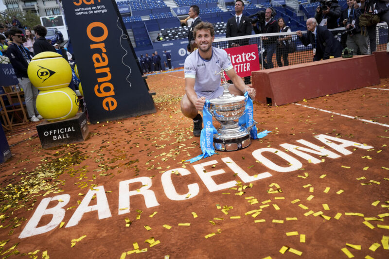 El tenista noruego Casper Ruud celebra la victoria ante el griego Stéfanos Tsitsipás en la final del Torneo Conde de Godó, este domingo en Barcelona. EFE/ Enric Fontcuberta
