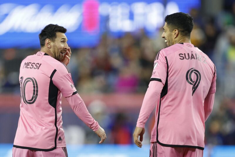 Lionel Messi (i) y Luis Suarez (d) del Inter Miami celebran ante Revolution en un partido de la MLS Foxborough (Massachusetts, EE.UU.). EFE/EPA/CJ GUNTHER