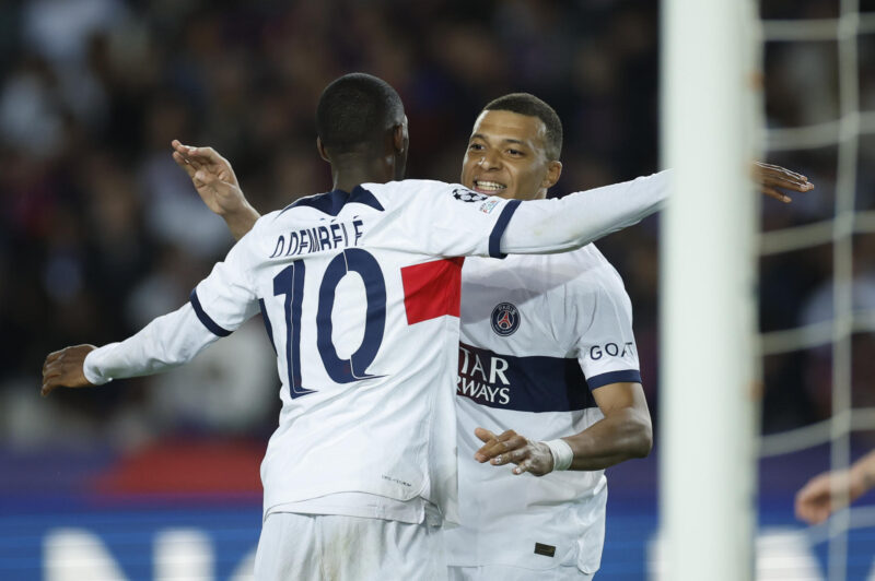 ¡Kylian Mbappé anunció su salida del PSG con emotivo video! Los jugadores del PSG Kiliam Mbappe y Ousmane Dembele celebran el tercer gol del equipo parisino durante el encuentro ante el Barcelona. EFE/Alberto Estevez.