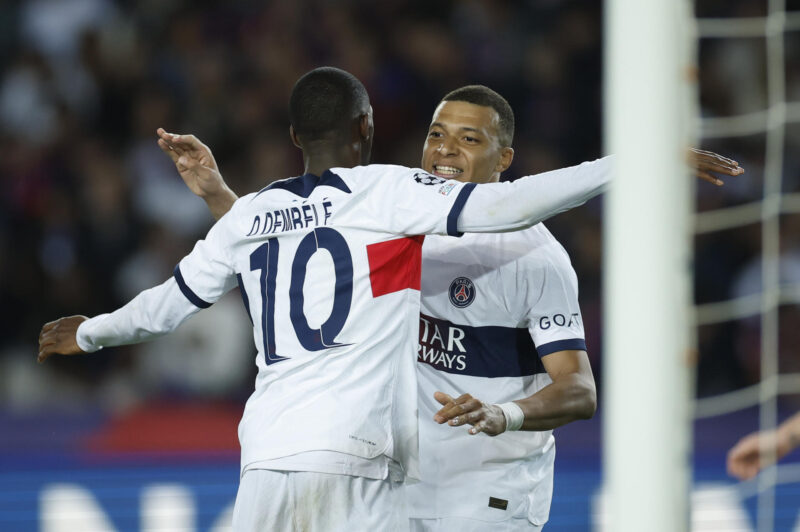 Los jugadores del PSG Kiliam Mbappe y Ousmane Dembele celebran el tercer gol del equipo parisino durante el encuentro ante el Barcelona. EFE/Alberto Estevez.