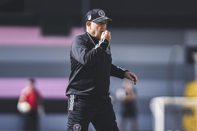 Gerardo Tata Martino no seguirá más en el banquillo del Inter Miami Fotografía cedida por el Inter Miami donde se observa al argentino Gerardo 'Tata' Martino durante un entrenamiento en Miami, (EEUU). Martino elogió este viernes al centrocampista Federico Redondo y consideró que su calidad "tiene mucho que ver con los genes familiares".. EFE/ Inter Miami