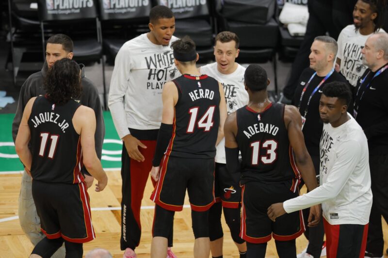 Jaime Jaquez Jr., Tyler Herro y Bam Adebayo, de los Heat de Miami, fueron registrados este miércoles, 24 de enero, al celebrar su victoria a domicilio 101-111 sobre los Celtics de Boston, al final del segundo partido de esta serie de 'playoff' de la Conferencia Este de la NBA, en el coliseo TD Garden de Boston (Massachusetts, EE.UU.). EFE/CJ Gunther