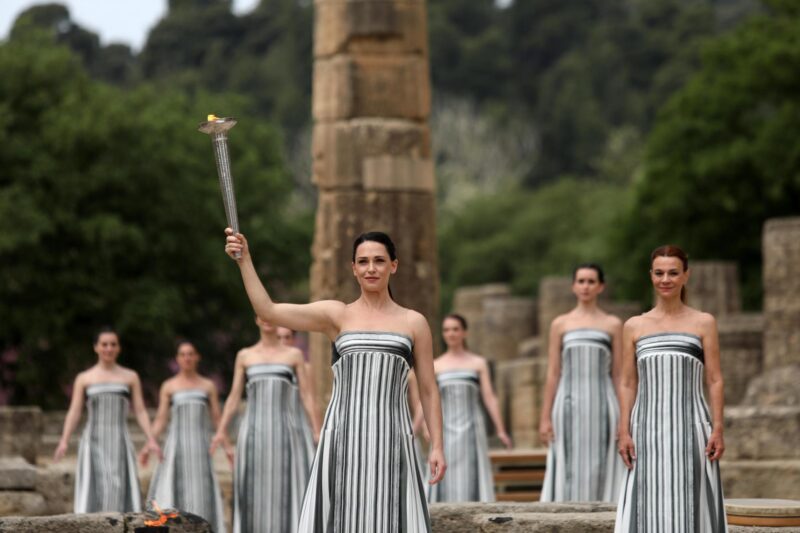 Encendido de la antorcha olímpica este lunes en las ruinas de la antigua Olimpia. EFE/EPA/GEORGE VITSARAS