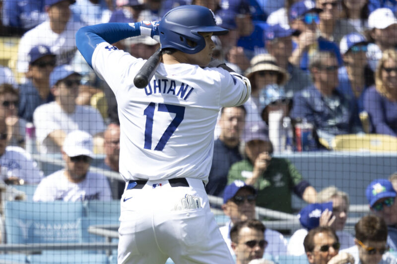 El lanzador de Los Dodgers, Shohei Ohtani, se prepara para batear en una imagen de archivo. EFE/ Armando Arorizo