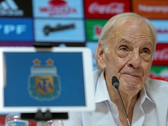 Fallece César Luis Menotti, leyenda del fútbol argentino Fotografía de archivo, tomada en enero de 2019, en la que se registró al legendario exfutbolista y entrenador argentino Cesar Luis Menotti, durante una rueda de prensa, en Buenos Aires (Argentina). EFE/Juan Ignacio Roncoroni