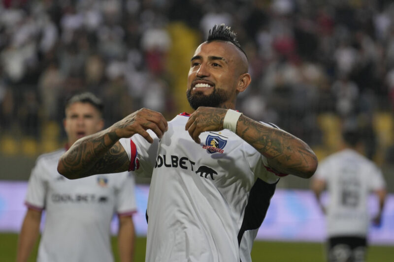 Fotografía de archivo en la que se registró una de las celebraciones del centrocampista Arturo Vidal con el Colo Colo de Chile, en el estadio Sausalito de Viña del Mar (Chile). EFE/Adriana Thomasa