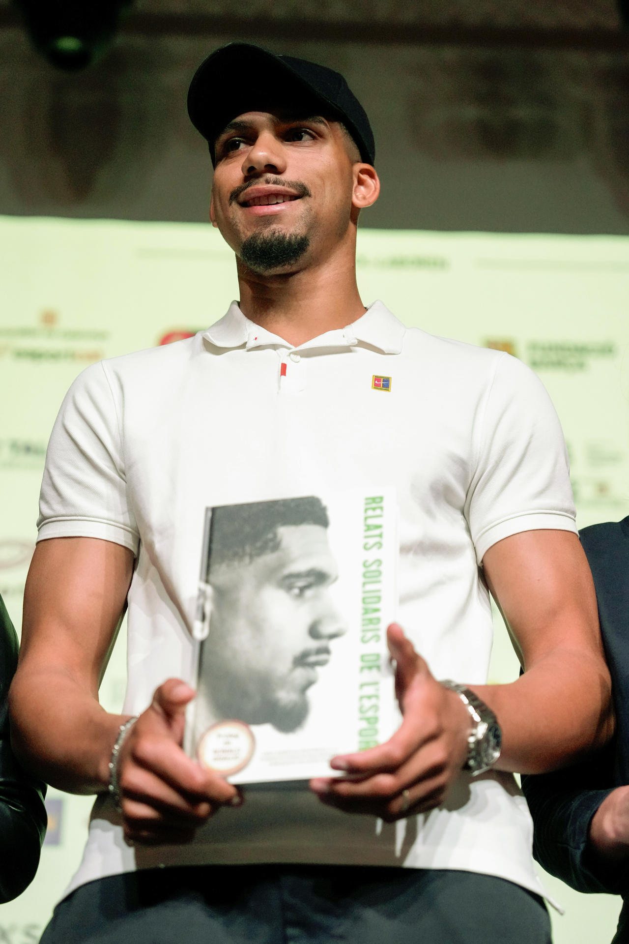 Top 10: Los mejores regalos deportivos para Navidad 2025 El jugador del FC Barcelona, Ronald Araujo, durante la presentación de la 19ª edición del libro 'Relatos Solidarios del Deporte', que este año destinará la recaudación a la Fundación de Oncología Infantil Enriqueta Villavecchia. EFE/Enric Fontcuberta