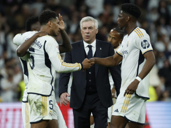 GALERÍA: El Clásico y las mejores imágenes del triunfo del Real Madrid Los jugadores del Real Madrid y el entrenador Carlo Ancelotti (c) celebran la victoria del equipo tras el partido de la jornada 32 de LaLiga EA Sports entre Real Madrid y FC Barcelona, disputado este domingo en el estadio Santiago Bernabéu de Madrid. EFE/Juanjo Martín