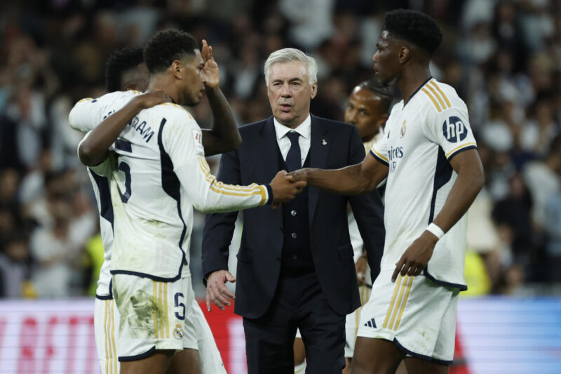 Los jugadores del Real Madrid y el entrenador Carlo Ancelotti (c) celebran la victoria del equipo tras el partido de la jornada 32 de LaLiga EA Sports entre Real Madrid y FC Barcelona, disputado este domingo en el estadio Santiago Bernabéu de Madrid. EFE/Juanjo Martín