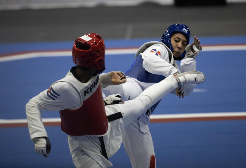 La cubana Arlettys Acosta (i) fue registrada este miércoles, 10 de abril, al combatir con la dominicana Katherine Rodríguez, durante una de las semifinales del Panamericano de taekwondo clasificatorio a los Olímpicos de París 2024, en Santo Domingo (República Dominicana). EFE/Orlando Barría