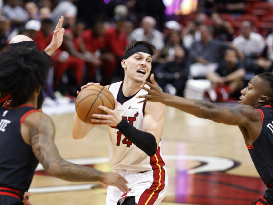 ¿Podrá Herro salvar la temporada del Heat? El reto comienza ahora Ayo Dosunmu (d), de los Chicago Bulls, en acción ante Tyler Herro de los Miami Heat, durante el partido de la NBA de este viernes en Miami. EFE/ Rhona Wise