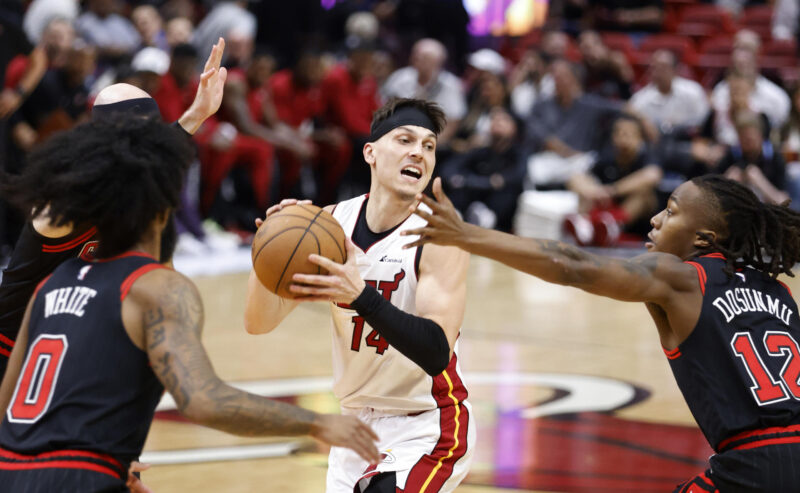 Miami Heat celebra, pero el regreso de Butler deja incógnitas Ayo Dosunmu (d), de los Chicago Bulls, en acción ante Tyler Herro de los Miami Heat, durante el partido de la NBA de este viernes en Miami. EFE/ Rhona Wise