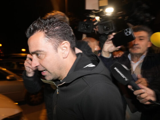 Xavi pierde la confianza de Laporta y su salida parece inminente El técnico del FC Barcelona Xavi Hernández a su salida de la reunión que ha mantenido con el presidente blaugrana Joan Laporta en Barcelona. EFE / Alejandro García.