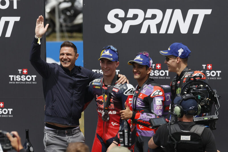 Joaquín Sánchez y la modelo de Only Fans: Peligra matrimonio El piloto español de MotoGP Jorge Martín (c), del equipo Prima Pramac Racing, primero, Pedro Acosta (2i), del Red Bull MotoGP, segundo y el italiano Fabio Quartararo, Monster Energy Yamaha, tercero, junto al exfutbolista Joaquín Sánchez, tras la carrera sprint de MotoGP durante el Gran Premio de España de motociclismo este sábado en Jerez de la Frontera (Cádiz). EFE/ José Manuel Vidal