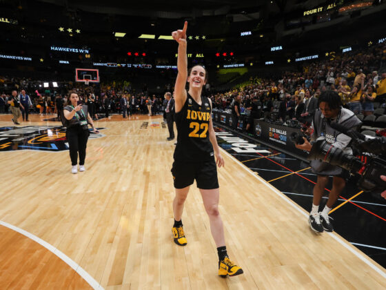 Caitlin Clark, primera novata en 16 años en el equipo del año de WNBA Caitlin Clark celebra una victoria. EFE/University of Iowa