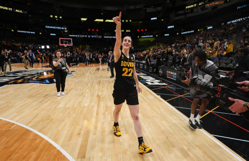Caitlin Clark, primera novata en 16 años en el equipo del año de WNBA Caitlin Clark celebra una victoria. EFE/University of Iowa