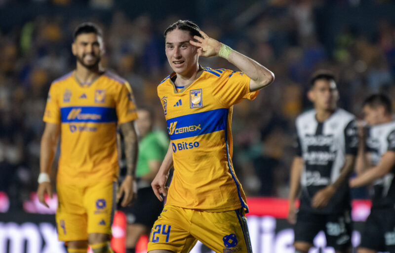 Marcelo Flores (c), centrocampista de Tigres, fue registrado este sábado, 20 de abril, al celebrar el tercer gol que le anotó a Necaxa, durante un partido de la fecha 16 del Torneo Clausura de fútbol en México, en el estadio Universitario de Monterrey. EFE/Miguel Sierra