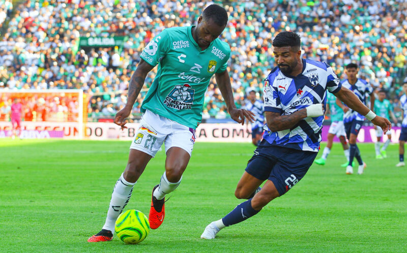 Jaine Barreiro (i), del León, fue registrado este sábado, 20 de abril, al disputar un balón con Rodrigo Aguirre (d), de los Rayados de Monterrey, durante un partido de la jornada 16 del torneo Clausura 2024 de la fútbol en México, en el estadio León de Guanajuato. EFE/Luis Ramírez